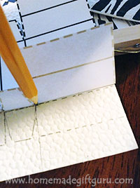 How to make a Valentine countdown calendar for your favorite little Valentine! Free printable template by www.homemadegiftguru.com