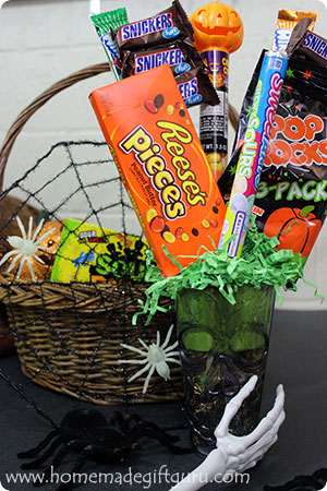 Homemade candy bouquets make great Halloween candy gift ideas! You can get as creative as you want with the candy, container and embellishments...