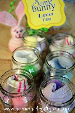 Make these cute little sock craft kits to give for homemade Easter gifts. I used baby food jars for the containers and everything fits nicely.