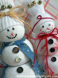 This is one Christmas craft idea you will want to try! No-sew sock snowmen (and snowwomen) are so much fun to make and to dress...