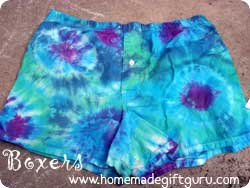 Looking for unique homemade gift ideas? Check out these tie dye projects!