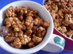 This coffee and almond caramel popcorn recipe makes a delicious homemade gift for any coffee lover!