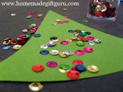 Here is a few crafty DIY Christmas gift tag ideas to use with these Christmas freebies.