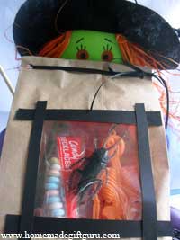 Learn how to make your own Halloween party bags with a creepy surprise enclosed... Eeeeek!