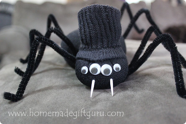 Print the spider-themed Halloween gift tags and then head on over to this super cute sock spider tutorial...