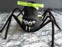 More creative Halloween gift ideas: make a sock spider! Click here for a step-by-step tutorial...
