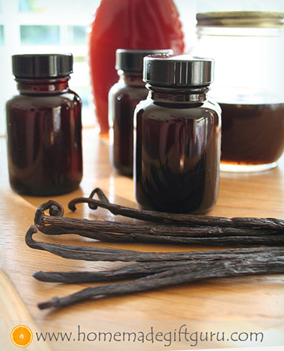 Homemade vanilla extract is so easy and makes great gifts! Get the recipe plus tips, printables and homemade gift ideas. #homemadegifts #christmasgiftideas #hostessgiftideas #diygifts